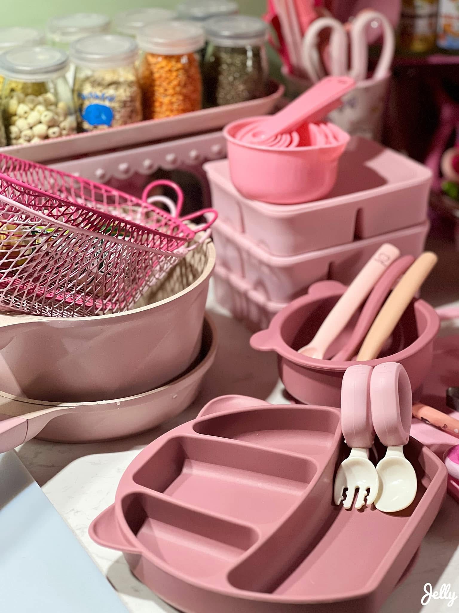 Mới 8 th&aacute;ng tuổi m&agrave; b&eacute; g&aacute;i n&agrave;y đ&atilde; sở hữu căn bếp full m&agrave;u hồng, hội mẹ bỉm xu&yacute;t xoa 