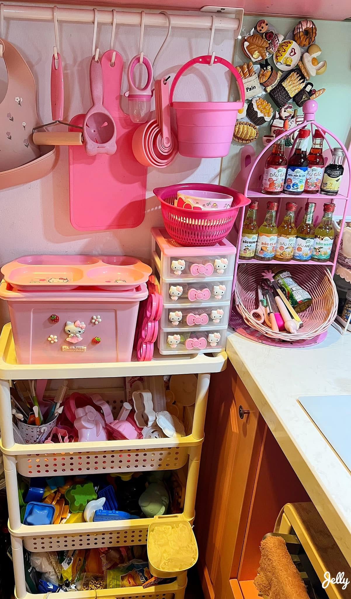 Mới 8 th&aacute;ng tuổi m&agrave; b&eacute; g&aacute;i n&agrave;y đ&atilde; sở hữu căn bếp full m&agrave;u hồng, hội mẹ bỉm xu&yacute;t xoa 