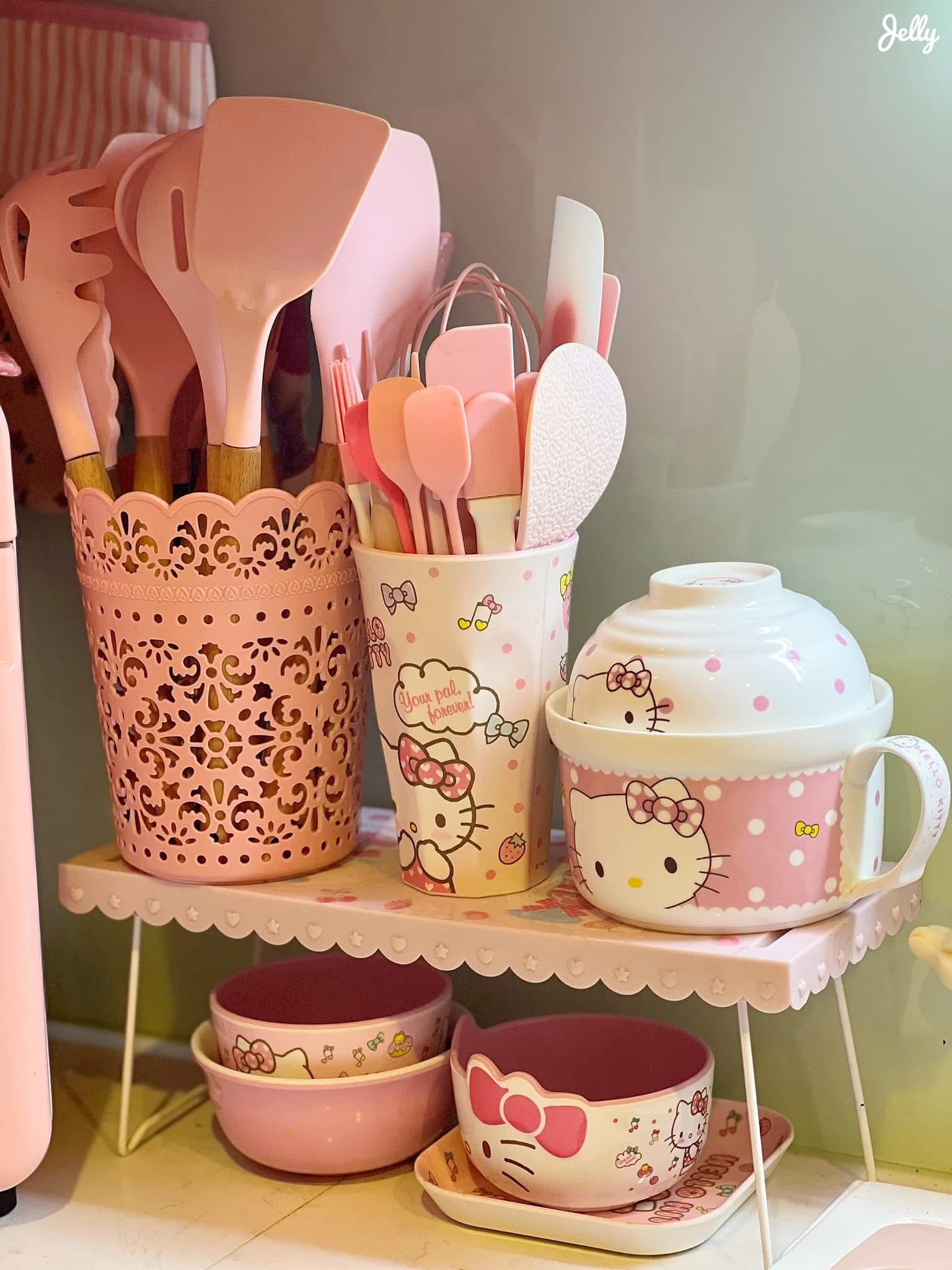 Mới 8 th&aacute;ng tuổi m&agrave; b&eacute; g&aacute;i n&agrave;y đ&atilde; sở hữu căn bếp full m&agrave;u hồng, hội mẹ bỉm xu&yacute;t xoa 