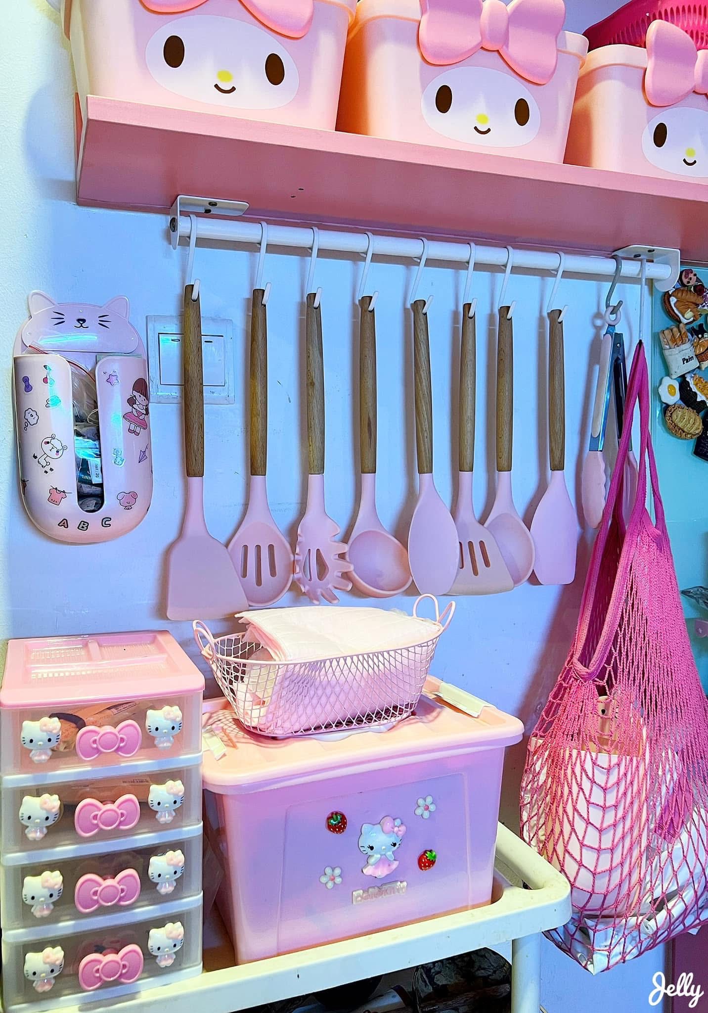 Mới 8 th&aacute;ng tuổi m&agrave; b&eacute; g&aacute;i n&agrave;y đ&atilde; sở hữu căn bếp full m&agrave;u hồng, hội mẹ bỉm xu&yacute;t xoa 