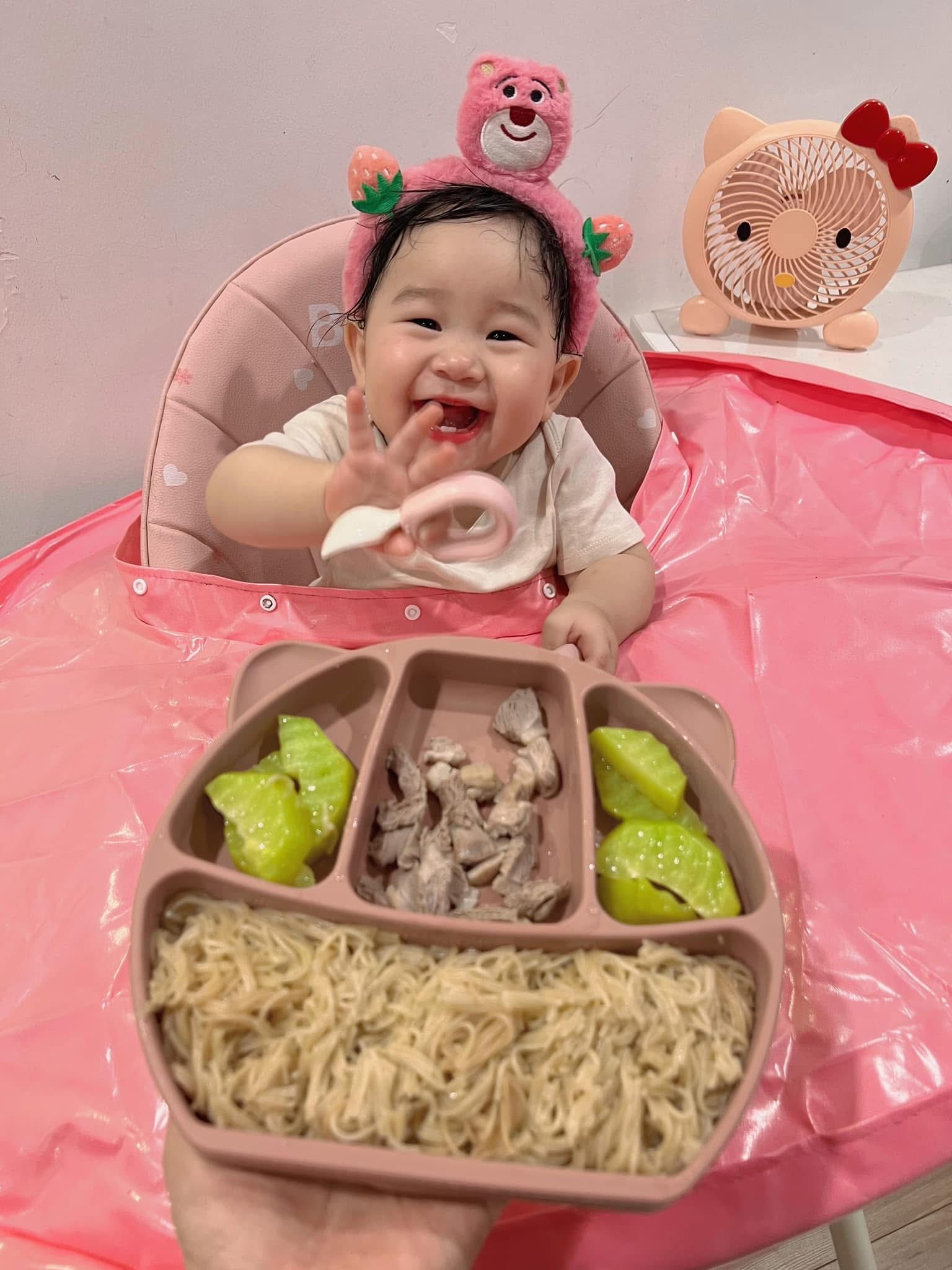 Mới 8 th&aacute;ng tuổi m&agrave; b&eacute; g&aacute;i n&agrave;y đ&atilde; sở hữu căn bếp full m&agrave;u hồng, hội mẹ bỉm xu&yacute;t xoa 