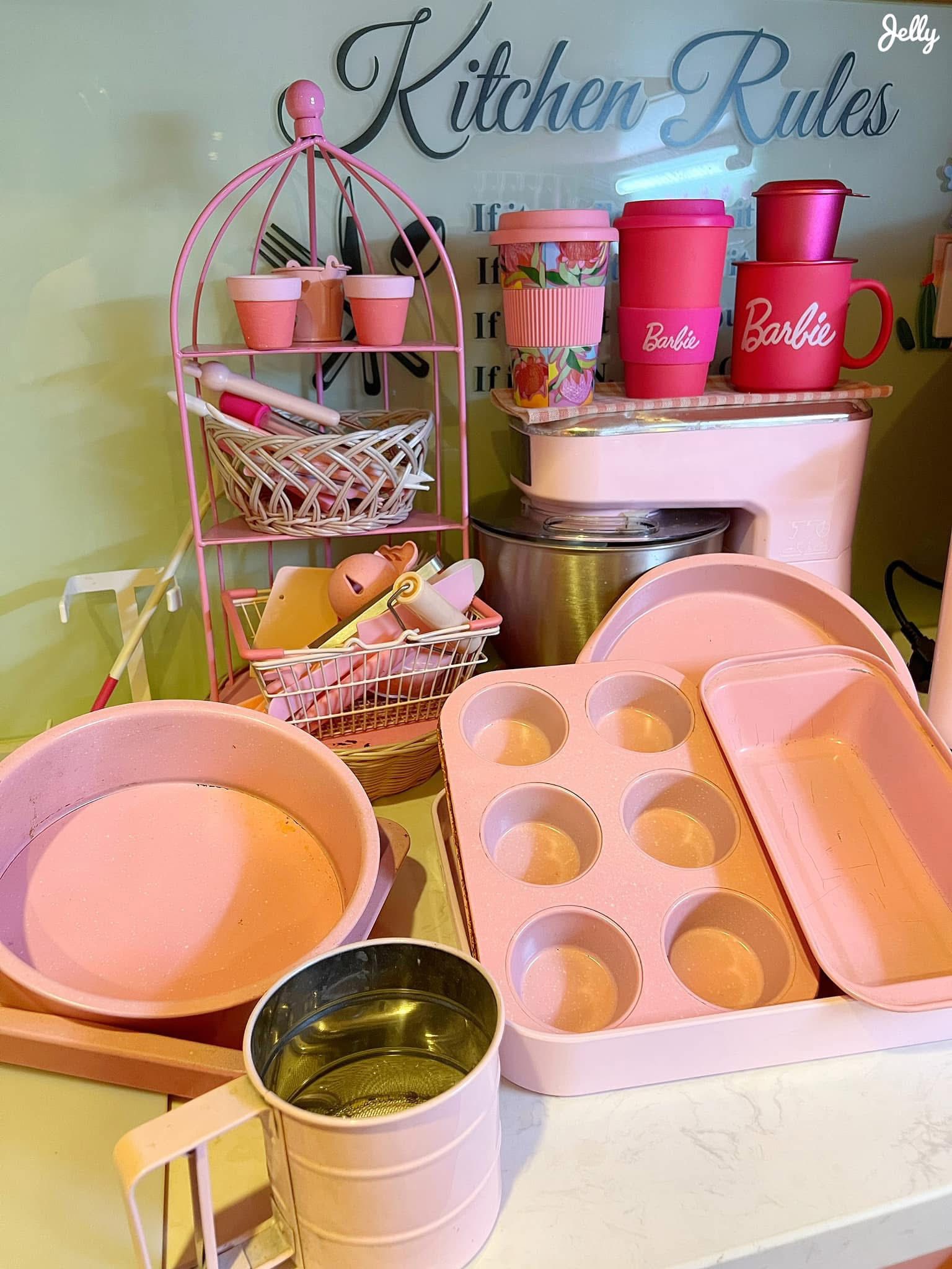 Mới 8 th&aacute;ng tuổi m&agrave; b&eacute; g&aacute;i n&agrave;y đ&atilde; sở hữu căn bếp full m&agrave;u hồng, hội mẹ bỉm xu&yacute;t xoa 