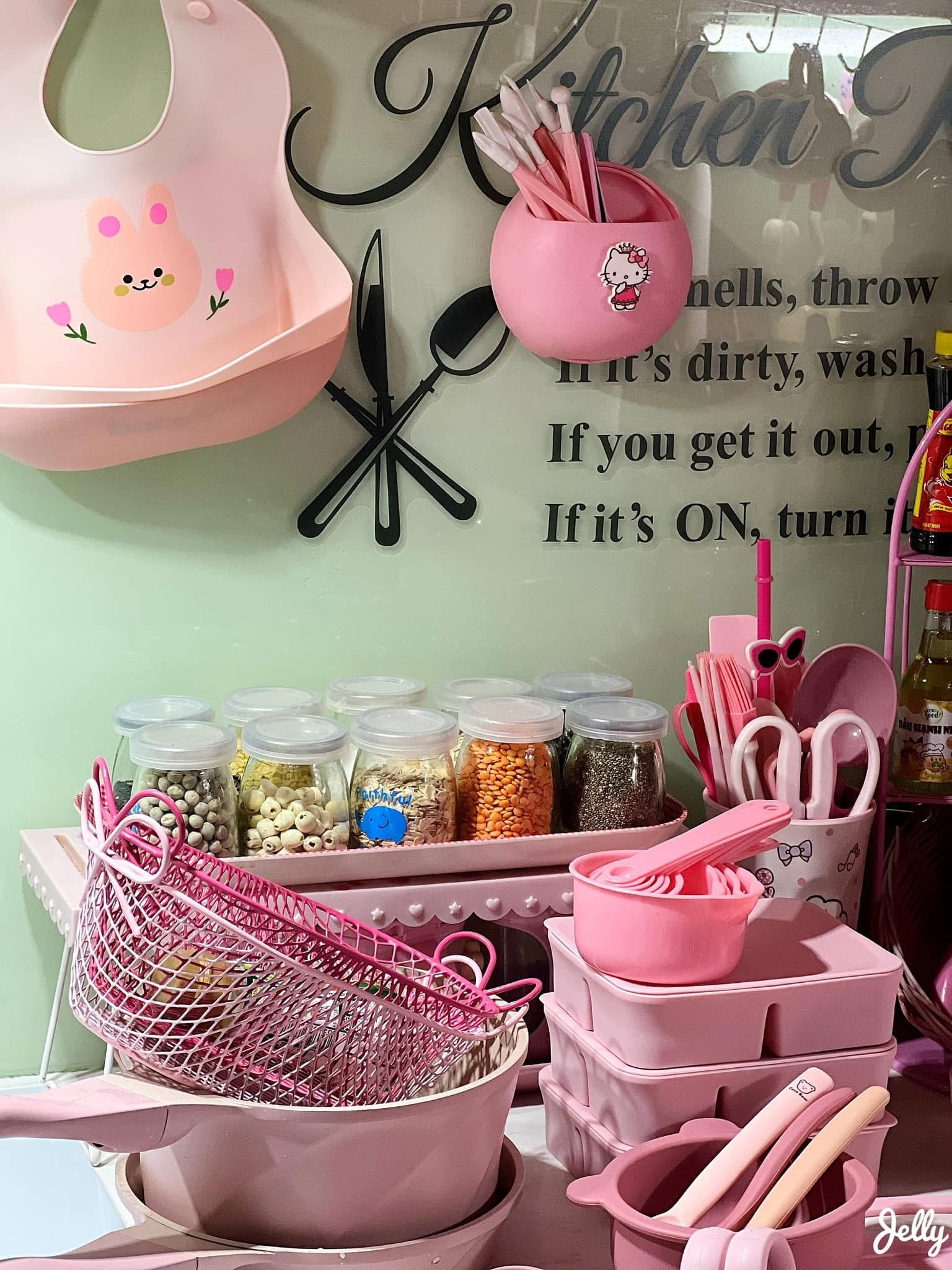 Mới 8 th&aacute;ng tuổi m&agrave; b&eacute; g&aacute;i n&agrave;y đ&atilde; sở hữu căn bếp full m&agrave;u hồng, hội mẹ bỉm xu&yacute;t xoa 