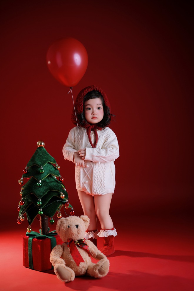 Ai đi qua cũng phải dừng lại ngắm Lisa nh&agrave; Kh&aacute;nh Thi - Phan Hiển, visual qu&aacute; xinh y&ecirc;u như thi&ecirc;n thần đ&oacute;n Noel!- Ảnh 5.