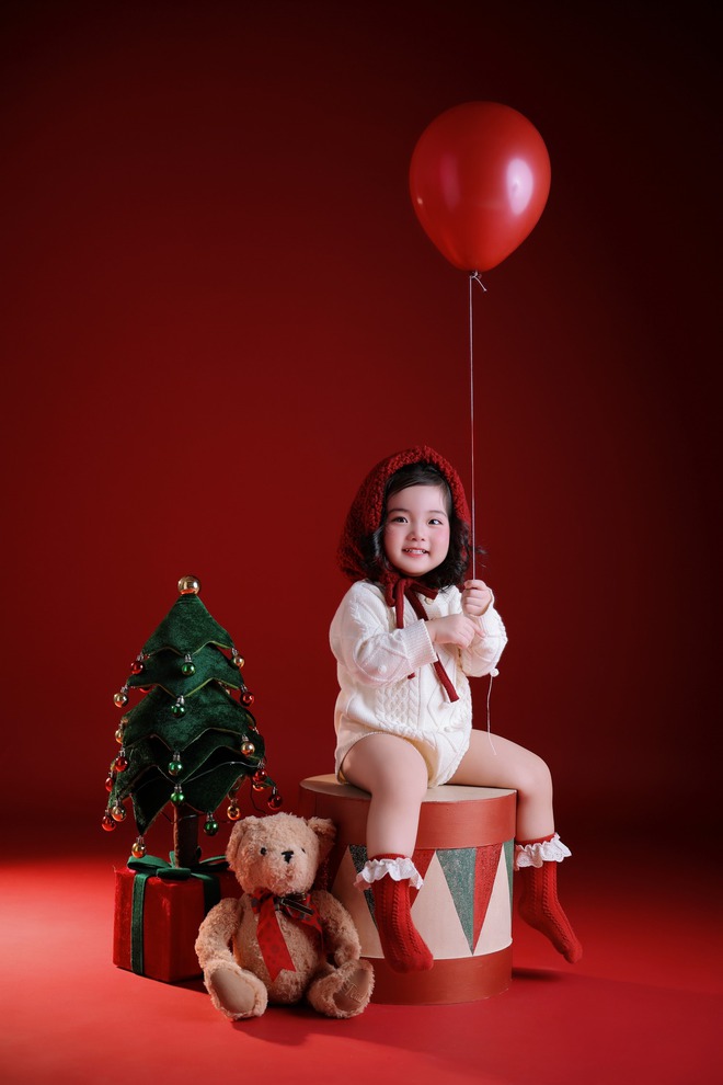 Ai đi qua cũng phải dừng lại ngắm Lisa nh&agrave; Kh&aacute;nh Thi - Phan Hiển, visual qu&aacute; xinh y&ecirc;u như thi&ecirc;n thần đ&oacute;n Noel!- Ảnh 3.