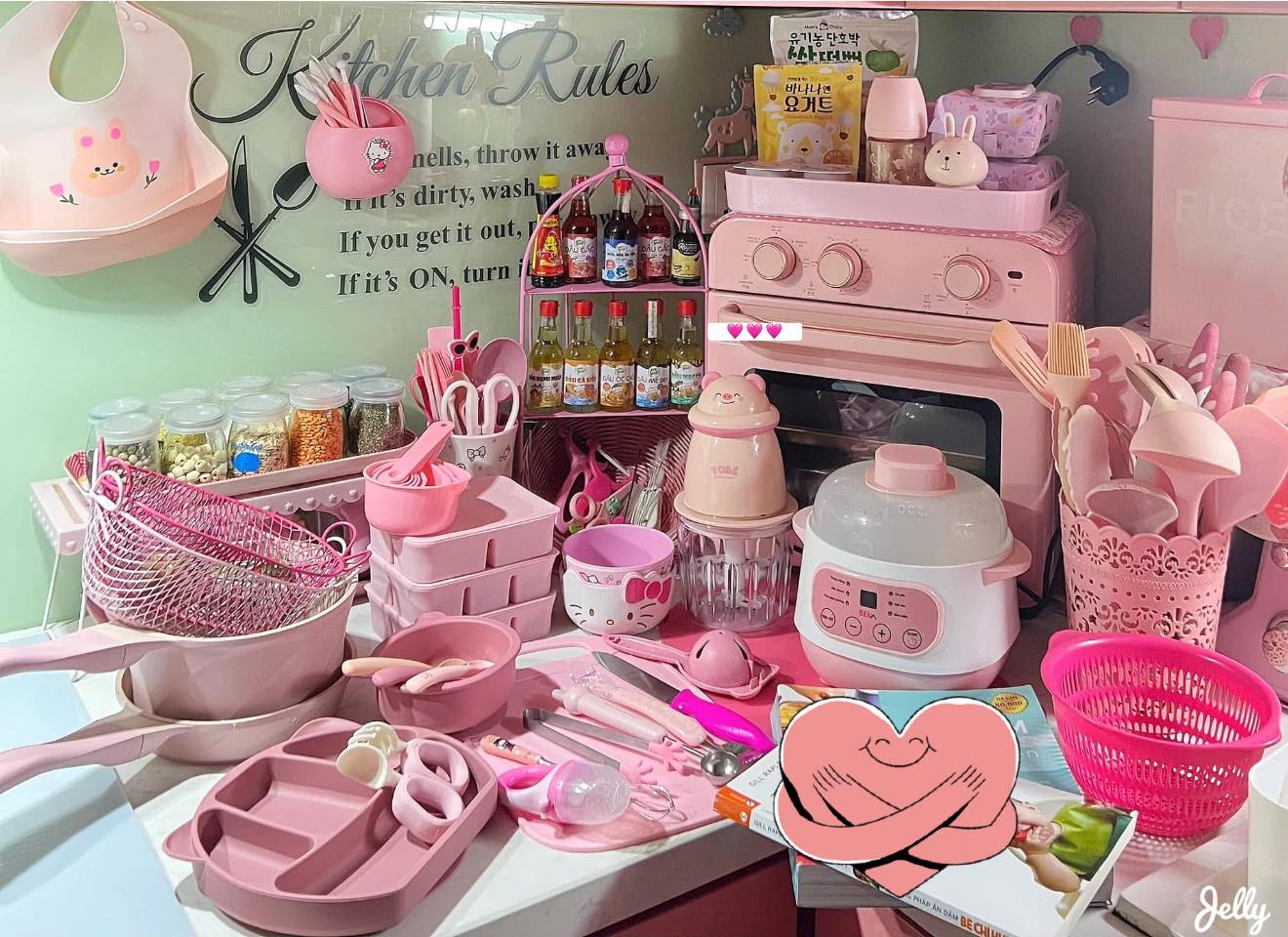 Mới 8 th&aacute;ng tuổi m&agrave; b&eacute; g&aacute;i n&agrave;y đ&atilde; sở hữu căn bếp full m&agrave;u hồng, hội mẹ bỉm xu&yacute;t xoa 