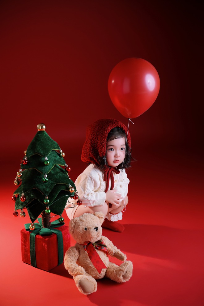 Ai đi qua cũng phải dừng lại ngắm Lisa nh&agrave; Kh&aacute;nh Thi - Phan Hiển, visual qu&aacute; xinh y&ecirc;u như thi&ecirc;n thần đ&oacute;n Noel!- Ảnh 4.