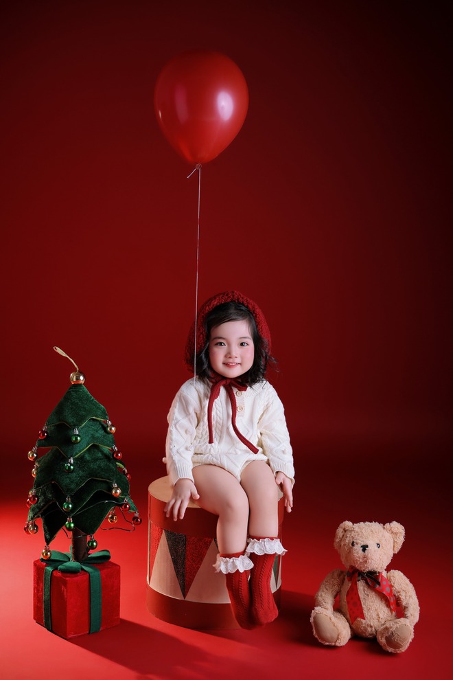 Ai đi qua cũng phải dừng lại ngắm Lisa nh&agrave; Kh&aacute;nh Thi - Phan Hiển, visual qu&aacute; xinh y&ecirc;u như thi&ecirc;n thần đ&oacute;n Noel!- Ảnh 6.