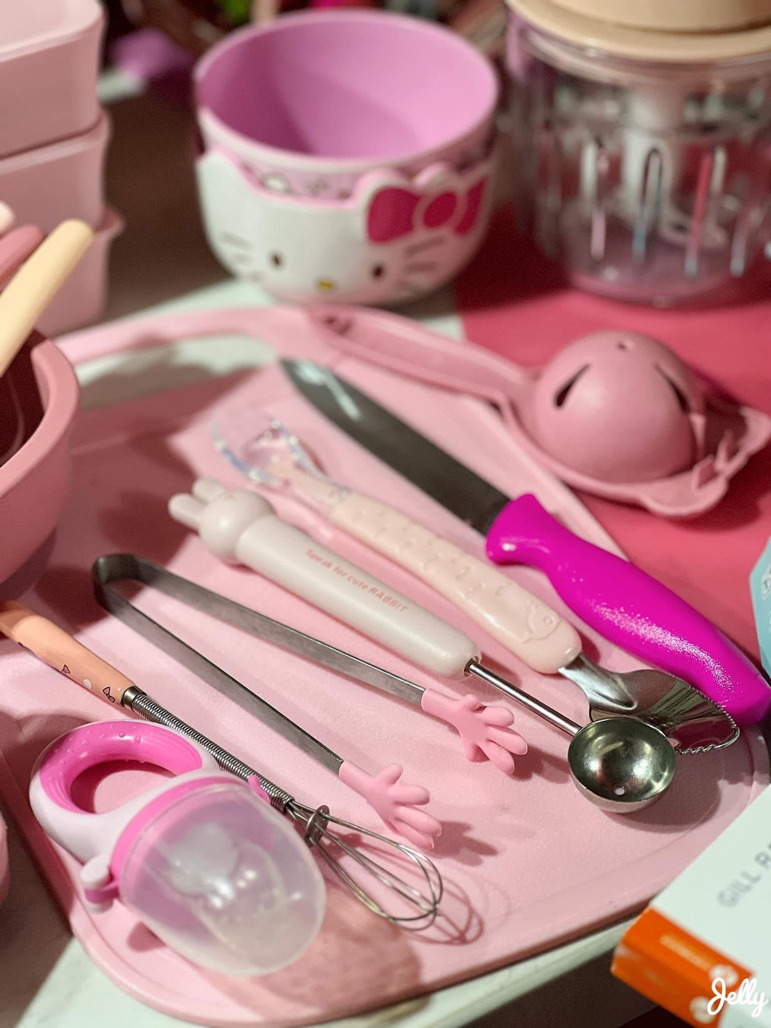 Mới 8 th&aacute;ng tuổi m&agrave; b&eacute; g&aacute;i n&agrave;y đ&atilde; sở hữu căn bếp full m&agrave;u hồng, hội mẹ bỉm xu&yacute;t xoa 