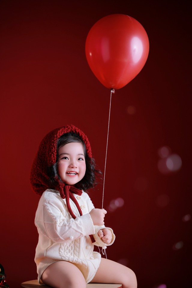 Ai đi qua cũng phải dừng lại ngắm Lisa nh&agrave; Kh&aacute;nh Thi - Phan Hiển, visual qu&aacute; xinh y&ecirc;u như thi&ecirc;n thần đ&oacute;n Noel!- Ảnh 1.