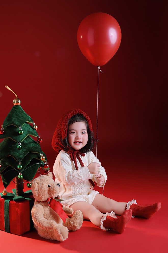 Ai đi qua cũng phải dừng lại ngắm Lisa nh&agrave; Kh&aacute;nh Thi - Phan Hiển, visual qu&aacute; xinh y&ecirc;u như thi&ecirc;n thần đ&oacute;n Noel!- Ảnh 2.