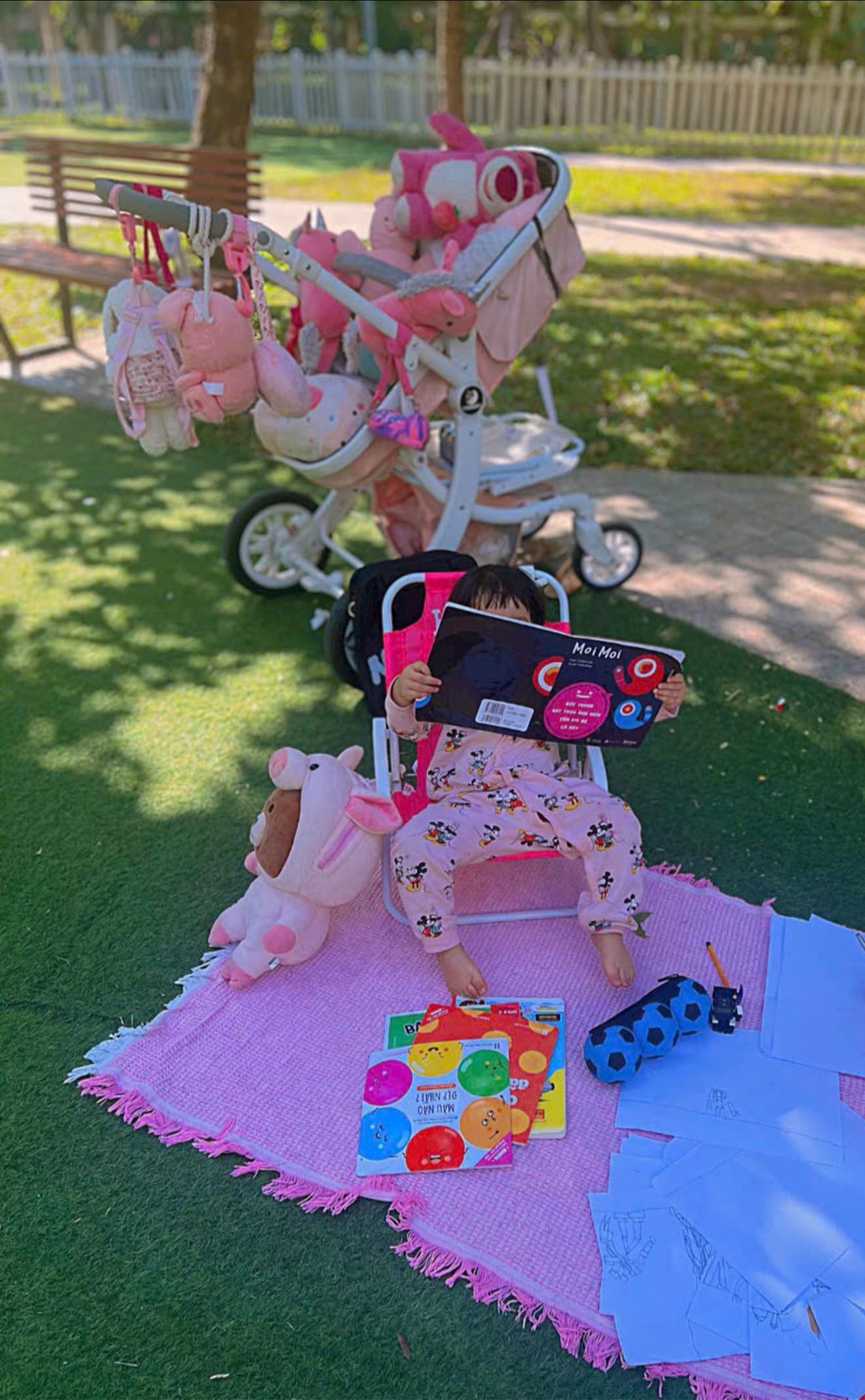 Mới 8 th&aacute;ng tuổi m&agrave; b&eacute; g&aacute;i n&agrave;y đ&atilde; sở hữu căn bếp full m&agrave;u hồng, hội mẹ bỉm xu&yacute;t xoa 