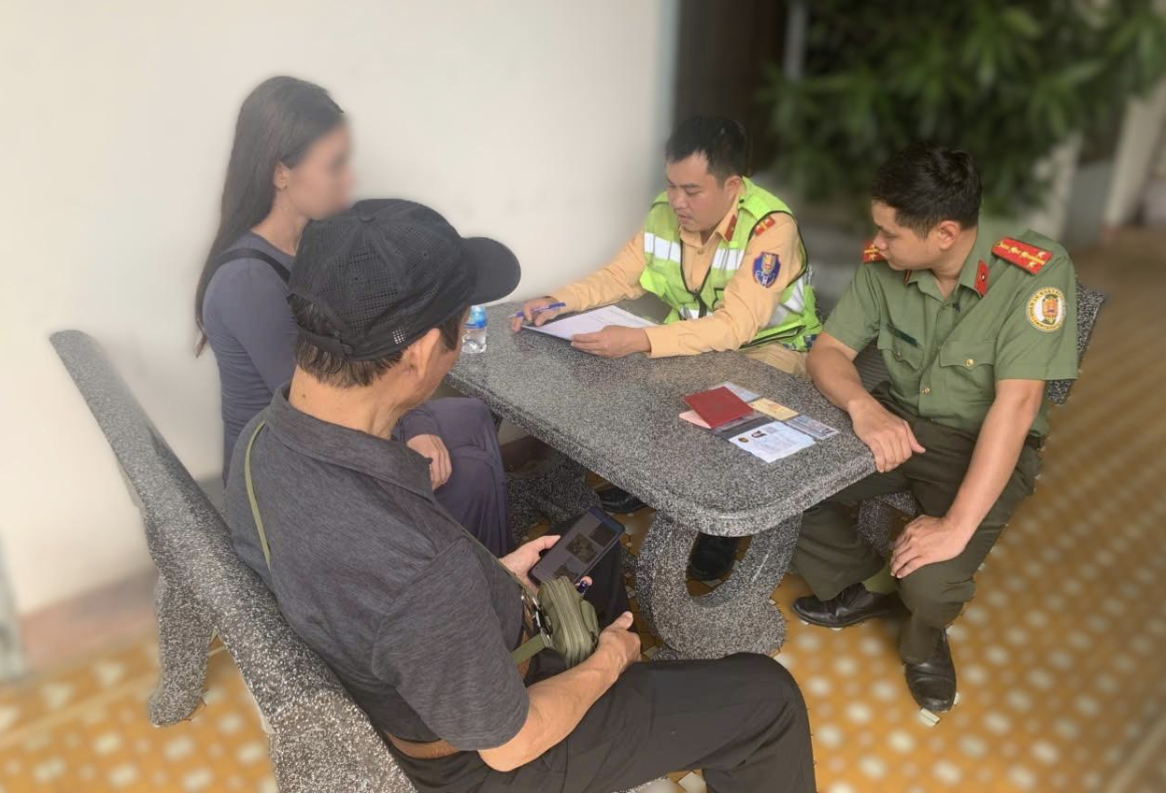 Clip: Người nữ nước ngo&agrave;i biểu diễn m&ocirc; t&ocirc; bị xử l&yacute; ở Kh&aacute;nh H&ograve;a - Ảnh 1.