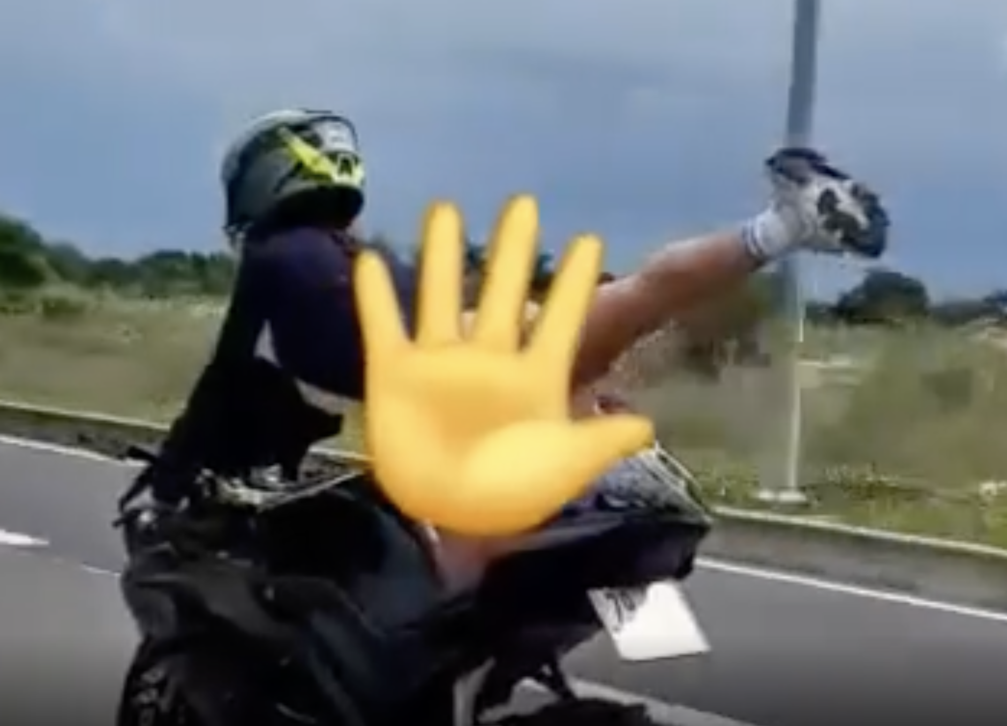 Clip: Người nữ nước ngo&agrave;i biểu diễn m&ocirc; t&ocirc; bị xử l&yacute; ở Kh&aacute;nh H&ograve;a - Ảnh 2.