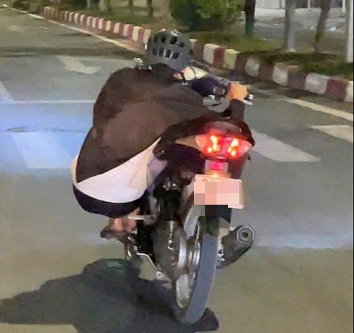 Xử phạt thiếu ni&ecirc;n &ldquo; l&agrave;m xiếc &rdquo; mừng U22 Việt Nam gi&agrave;nh huy v&agrave;ng SEA Games 33 - Ảnh 1.