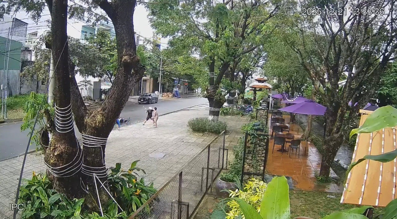 Người đ&agrave;n &ocirc;ng h&agrave;nh hung 3 trẻ em giữa đường tại Quảng Ng&atilde;i g&acirc;y phẫn nộ - Ảnh 1.