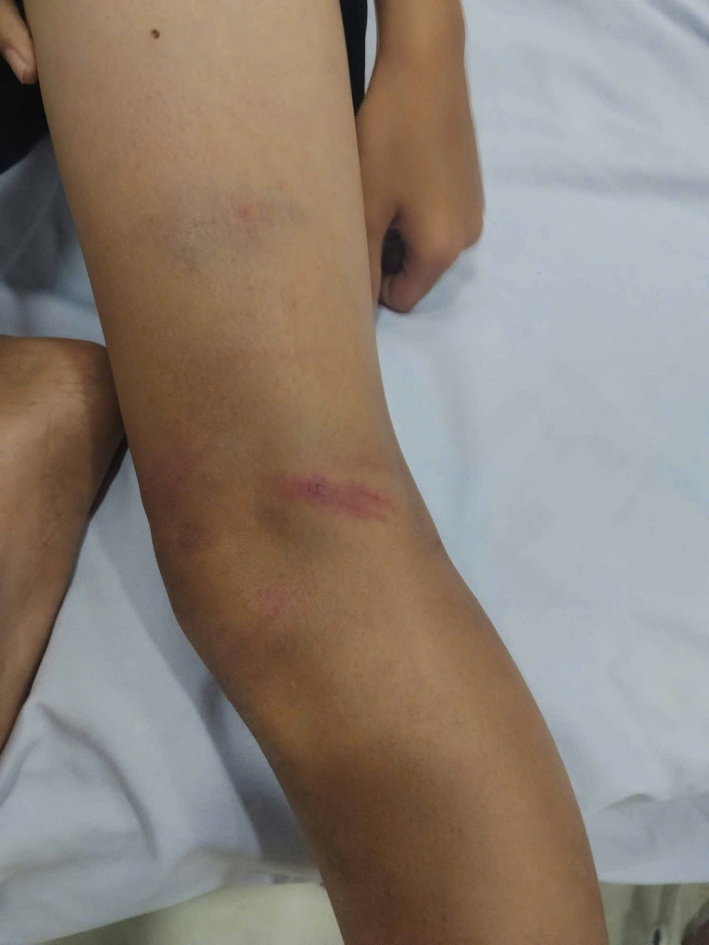 Người đ&agrave;n &ocirc;ng h&agrave;nh hung 3 trẻ em giữa đường tại Quảng Ng&atilde;i g&acirc;y phẫn nộ - Ảnh 2.