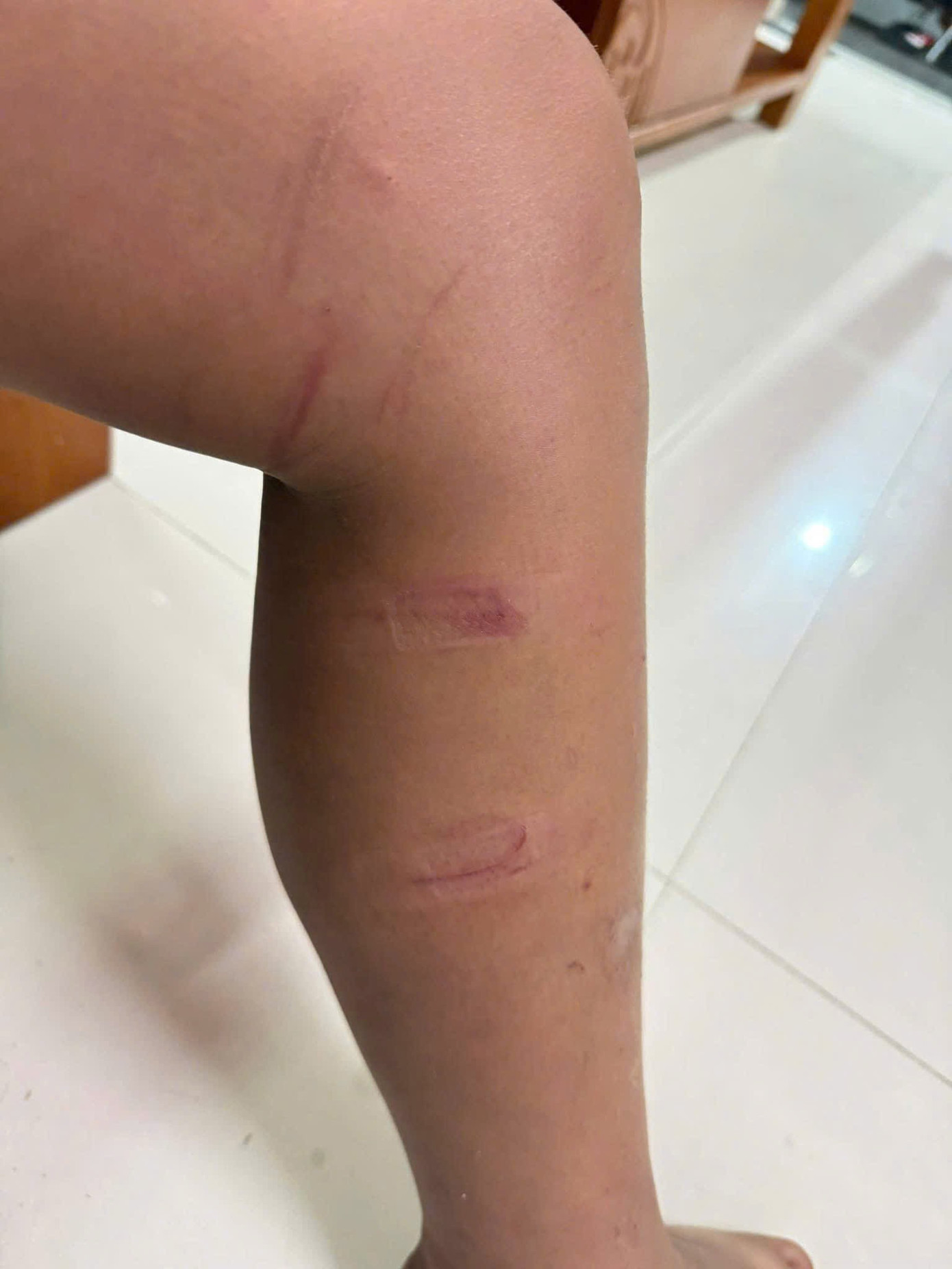 Người đ&agrave;n &ocirc;ng h&agrave;nh hung 3 trẻ em giữa đường tại Quảng Ng&atilde;i g&acirc;y phẫn nộ - Ảnh 3.