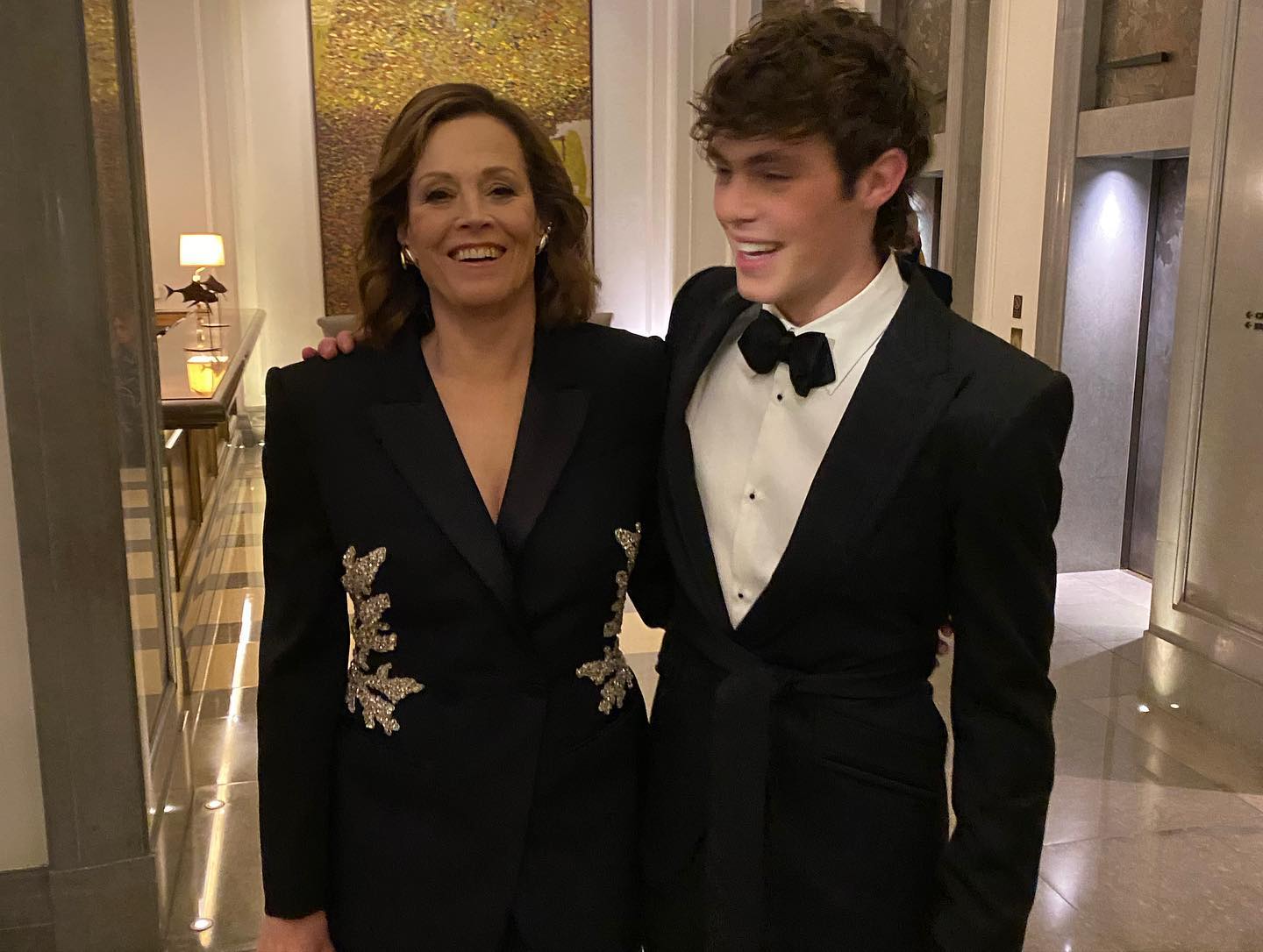 Cặp đ&ocirc;i lệch 55 tuổi trong Avatar 3 khiến kh&aacute;n giả bất ngờ với cảnh h&ocirc;n th&acirc;n mật - Ảnh 3.