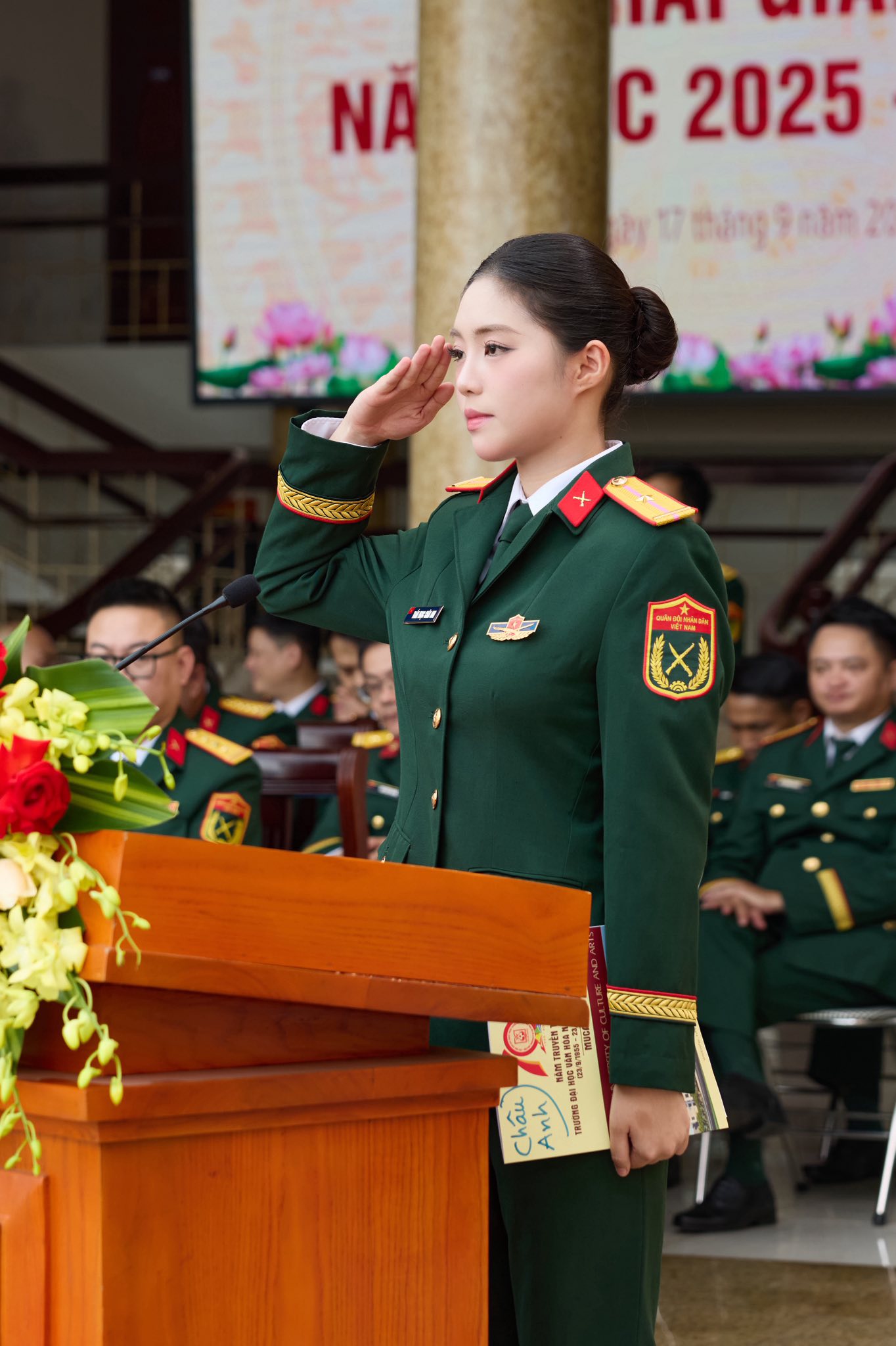 &Aacute; hậu Trần Ngọc Ch&acirc;u Anh xuất hiện tr&ecirc;n trang Th&ocirc;ng tin Ch&iacute;nh phủ kỷ niệm 81 năm Qu&acirc;n đội Nh&acirc;n d&acirc;n - Ảnh 2.