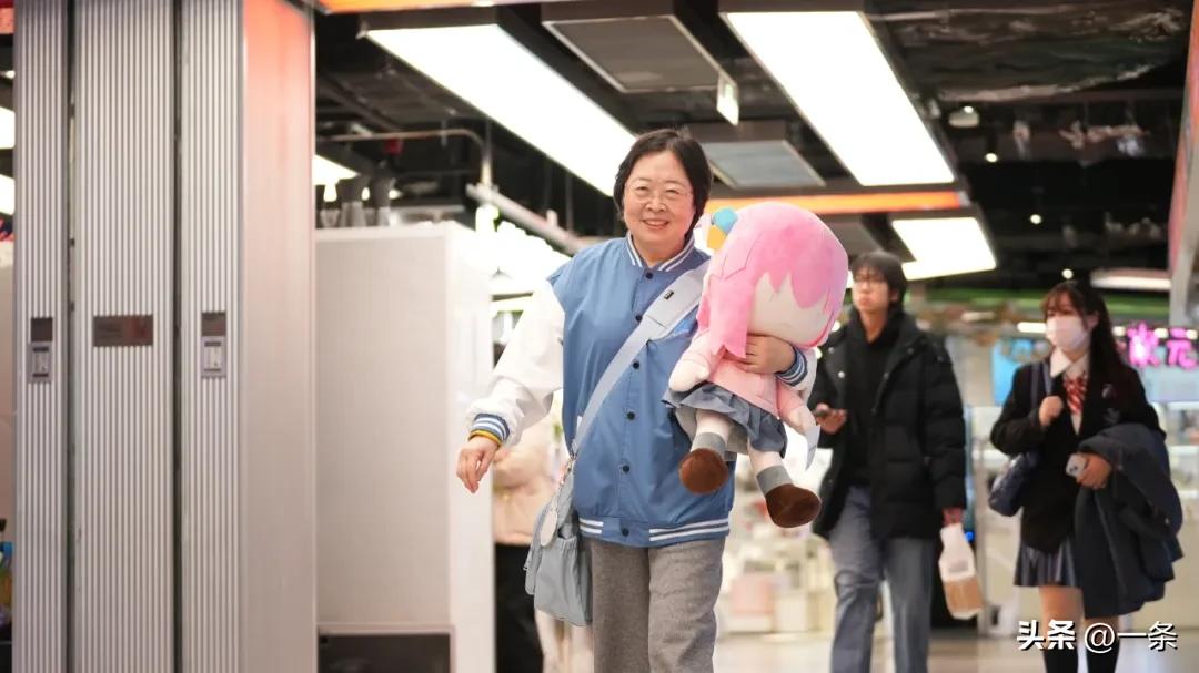 65 tuổi, người phụ nữ sống một m&igrave;nh m&agrave; sung t&uacute;c đến mức Gen Z phải thốt l&ecirc;n: Tuổi gi&agrave; t&ocirc;i mơ l&agrave; đ&acirc;y - Ảnh 2.