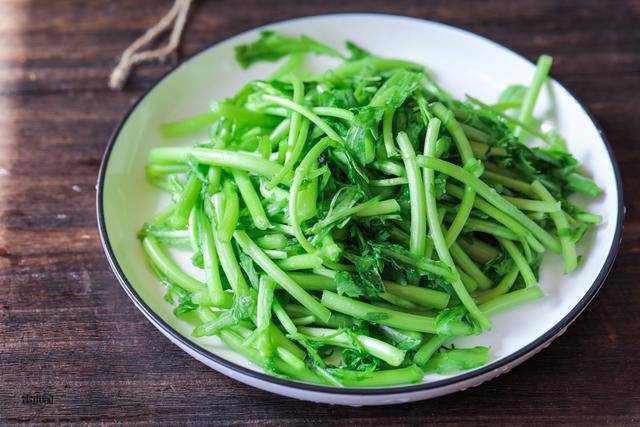 M&ugrave;a đ&ocirc;ng nhất định đừng bỏ qua rau cải c&uacute;c: Vừa gi&uacute;p ngủ ngon hơn, vừa &ldquo;giải nhiệt&rdquo; cho gan v&agrave; hỗ trợ cơ thể thải độc tự nhi&ecirc;n - Ảnh 2.