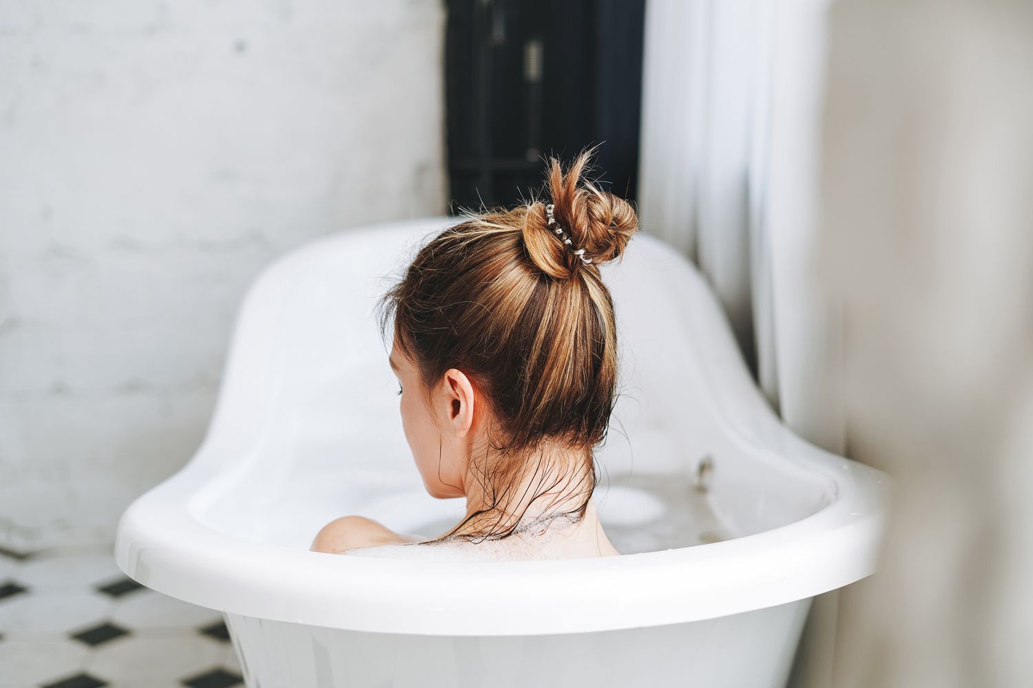 benefits-of-hot-baths-realsimple-gettyimages-1395495521-43584c62a7514b2db82df4a20329789e-1766390541764-17663905423511442397350.jpg