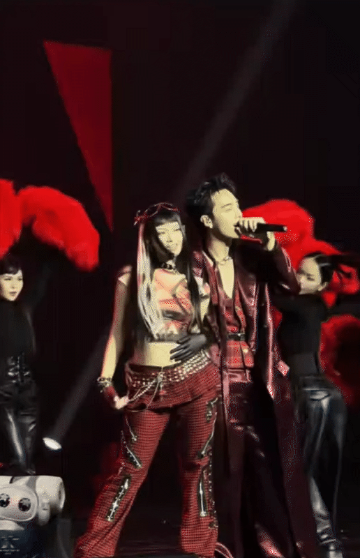 Nam thần Vbiz b&aacute;n v&eacute; fanmeeting ế ẩm, đến mức phải để mẹ giải cứu?- Ảnh 1.