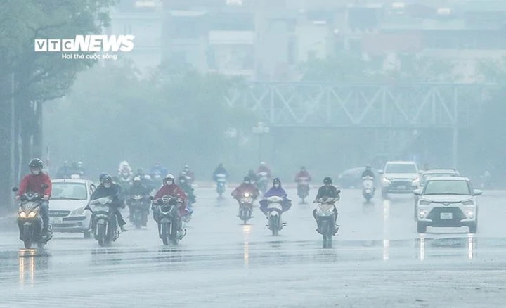 Dự b&aacute;o thời tiết 23/12: Bắc Bộ mưa nhỏ, Nam Bộ nắng 34&deg;C - Ảnh 1.