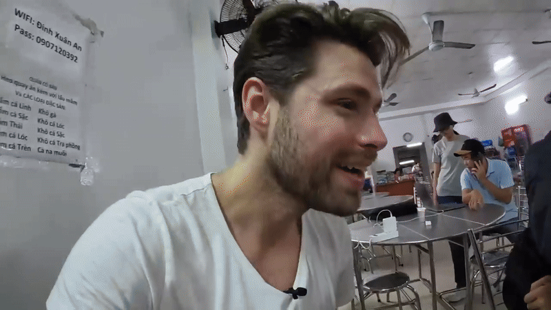 Kh&aacute;ch T&acirc;y t&ograve; m&ograve; thử đặc sản nức tiếng miền T&acirc;y, nhận x&eacute;t: 