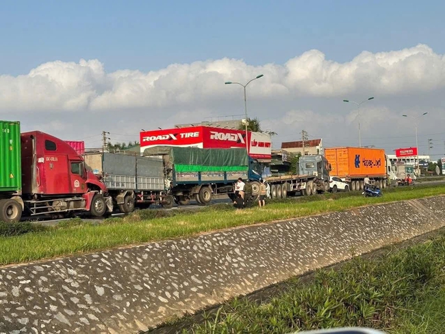 Tai nạn giao th&ocirc;ng thảm khốc, 3 người thuong vong, 7 xe &ocirc; t&ocirc; bị hư hỏng - Ảnh 2.