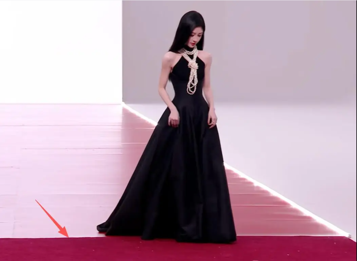 Tinh Quang Đại Thưởng xuống cấp trầm trọng: Trang ho&agrave;ng như hội chợ, khiến d&agrave;n mỹ nh&acirc;n su&yacute;t &ldquo;vồ ếch&rdquo;- Ảnh 1.