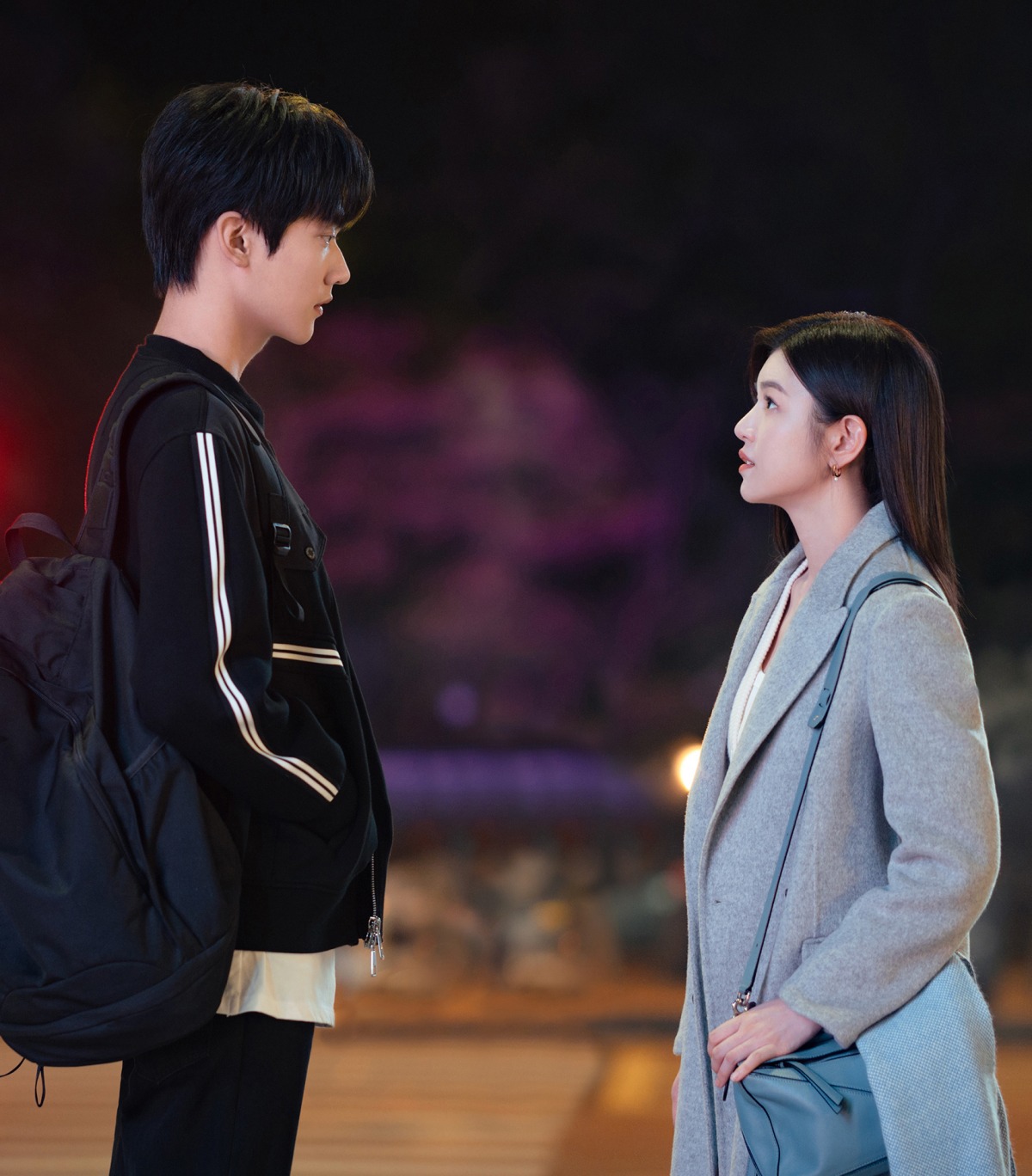 Nữ ch&iacute;nh phim ng&ocirc;n t&igrave;nh 42 tuổi vẫn xinh như b&uacute;p b&ecirc;, mặc đẹp đến nỗi g&aacute;i trẻ phải cắp s&aacute;ch vở 