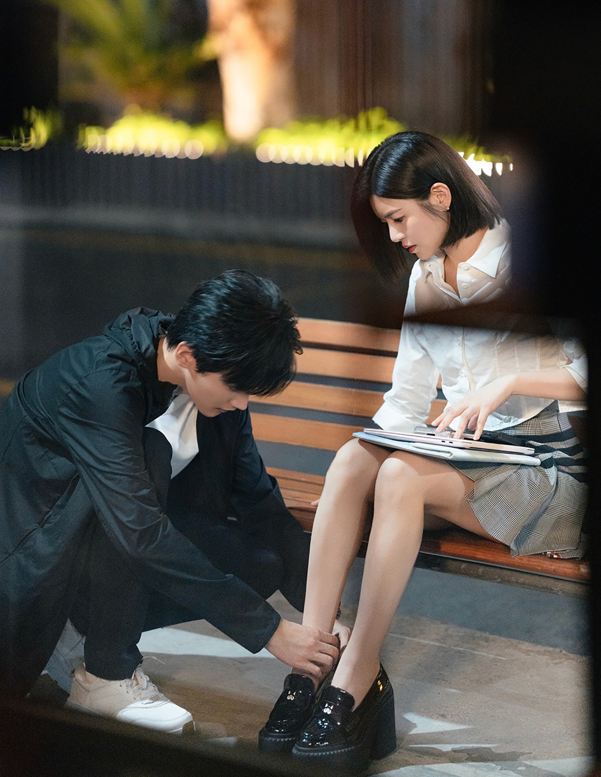 Nữ ch&iacute;nh phim ng&ocirc;n t&igrave;nh 42 tuổi vẫn xinh như b&uacute;p b&ecirc;, mặc đẹp đến nỗi g&aacute;i trẻ phải cắp s&aacute;ch vở 