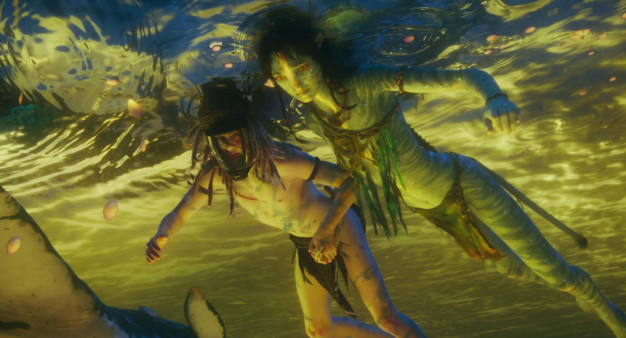 Cặp đ&ocirc;i lệch 55 tuổi trong Avatar 3 khiến kh&aacute;n giả bất ngờ với cảnh h&ocirc;n th&acirc;n mật - Ảnh 2.