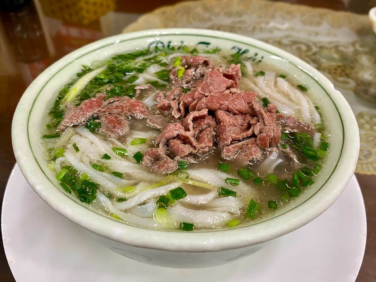 Phở b&ograve; Việt Nam: M&oacute;n ăn chỉ từ 35 . 000 Đồng v&agrave;o top 20 ngon nhất thế giới - Ảnh 1.