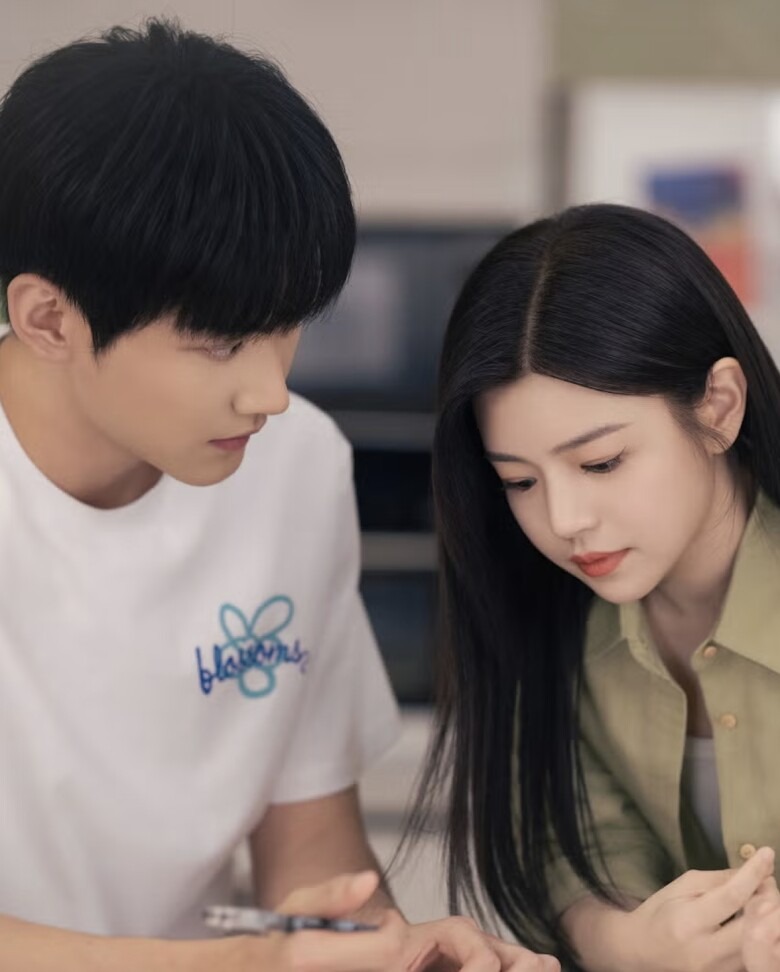 Nữ ch&iacute;nh phim ng&ocirc;n t&igrave;nh 42 tuổi vẫn xinh như b&uacute;p b&ecirc;, mặc đẹp đến nỗi g&aacute;i trẻ phải cắp s&aacute;ch vở 