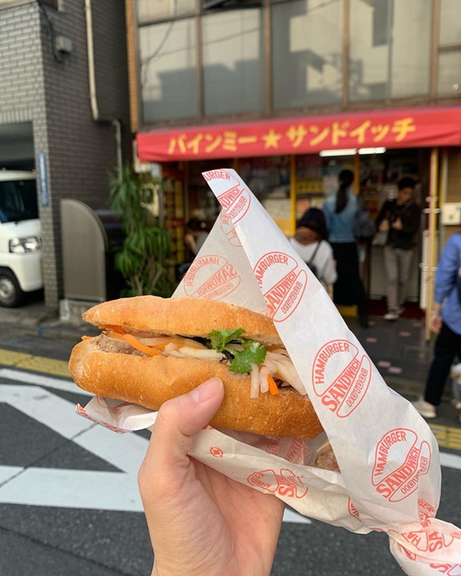quan-banh-mi-viet-o-nuoc-ngoai-21-1766044898821380696104-1766398174699-17663981777492119892494.jpg