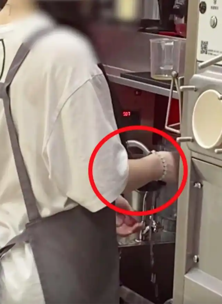 Nh&acirc;n vi&ecirc;n qu&aacute;n tr&agrave; sữa gội đầu trong bồn rửa g&acirc;y bức x&uacute;c cộng đồng mạng - Ảnh 1.