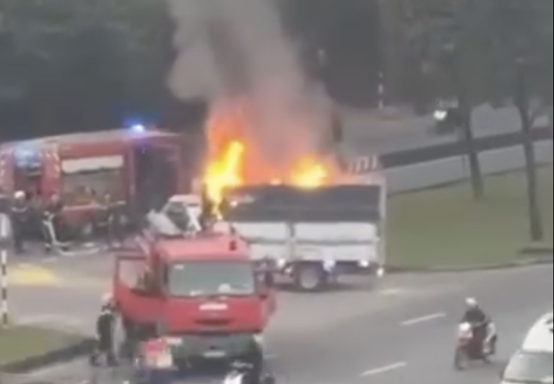 T&agrave;i xế liều m&igrave;nh chạy xe tải đang ch&aacute;y v&agrave;o trụ sở PCCC cầu cứu - Ảnh 1.