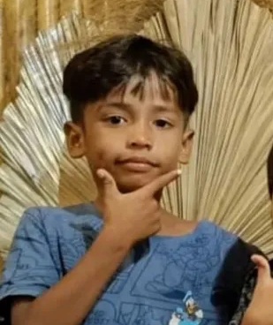 Tắm s&ocirc;ng c&ugrave;ng bạn, b&eacute; trai 10 tuổi bị thứ đ&aacute;ng sợ k&eacute;o xuống nước s&acirc;u tử vong - Ảnh 1.