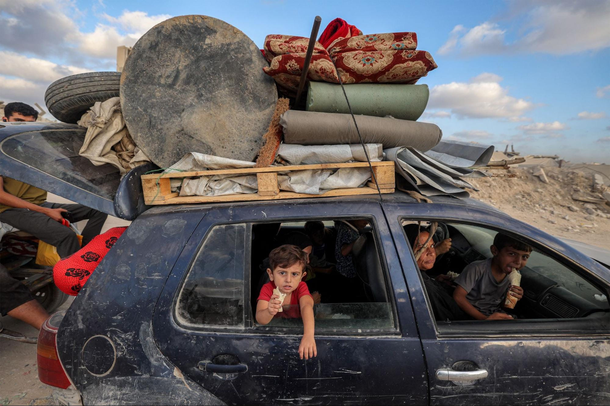 Ch&ugrave;m ảnh: Ch&uacute;ng ta đ&atilde; sống một năm 2025 như thế n&agrave;o?- Ảnh 15.