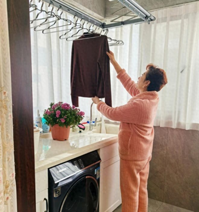 T&ocirc;i từng nghĩ nh&agrave; m&igrave;nh sạch rồi - cho đến khi thấy c&aacute;ch một phụ nữ 60 tuổi dọn nh&agrave;: Sạch đến mức &ldquo;cho&aacute;ng&rdquo;, t&ocirc;i xấu hổ thật sự - Ảnh 1.