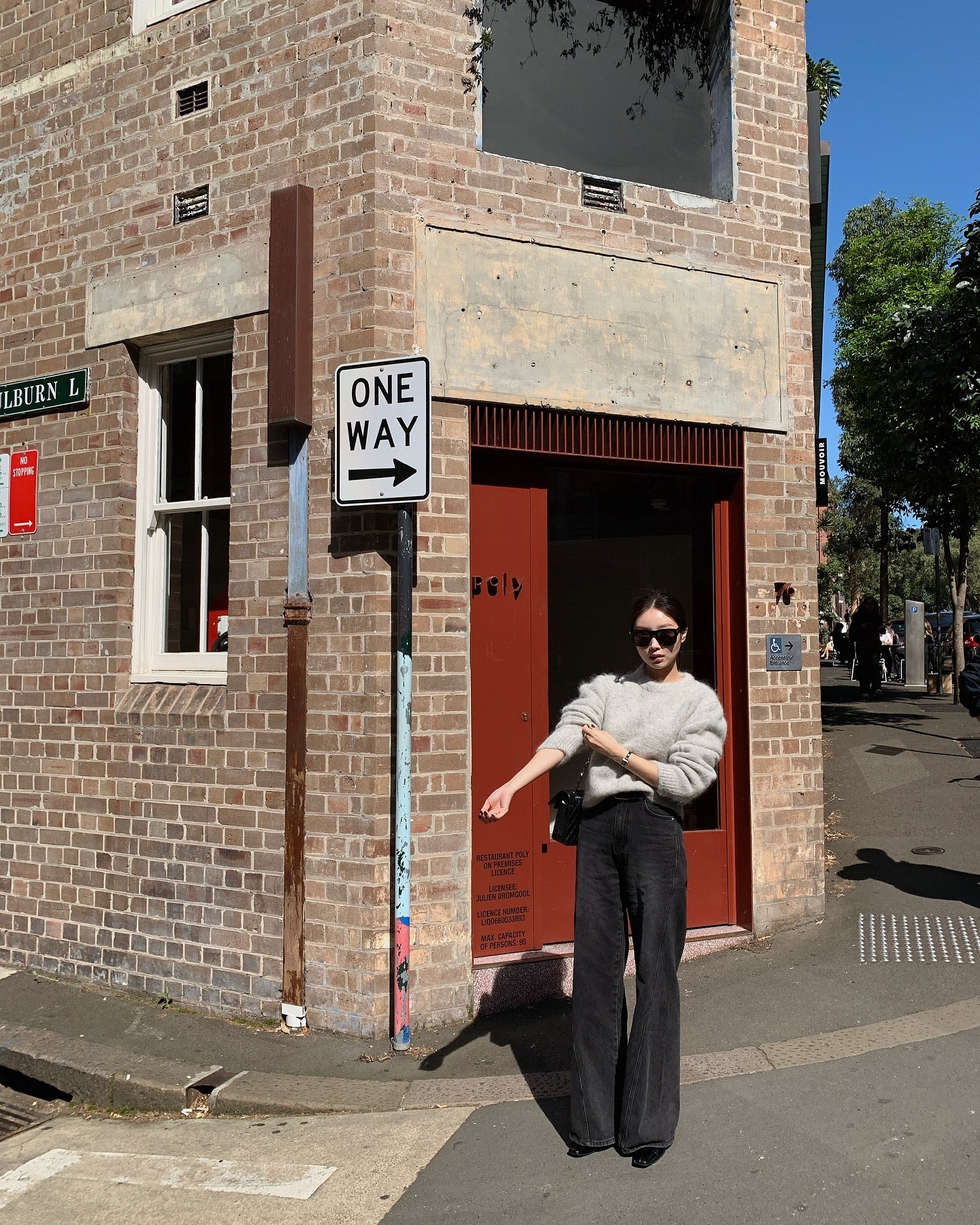 Diện ngay &aacute;o len quần jeans để trẻ trung hơn với 5 c&aacute;ch kết hợp si&ecirc;u hack tuổi - Ảnh 7.