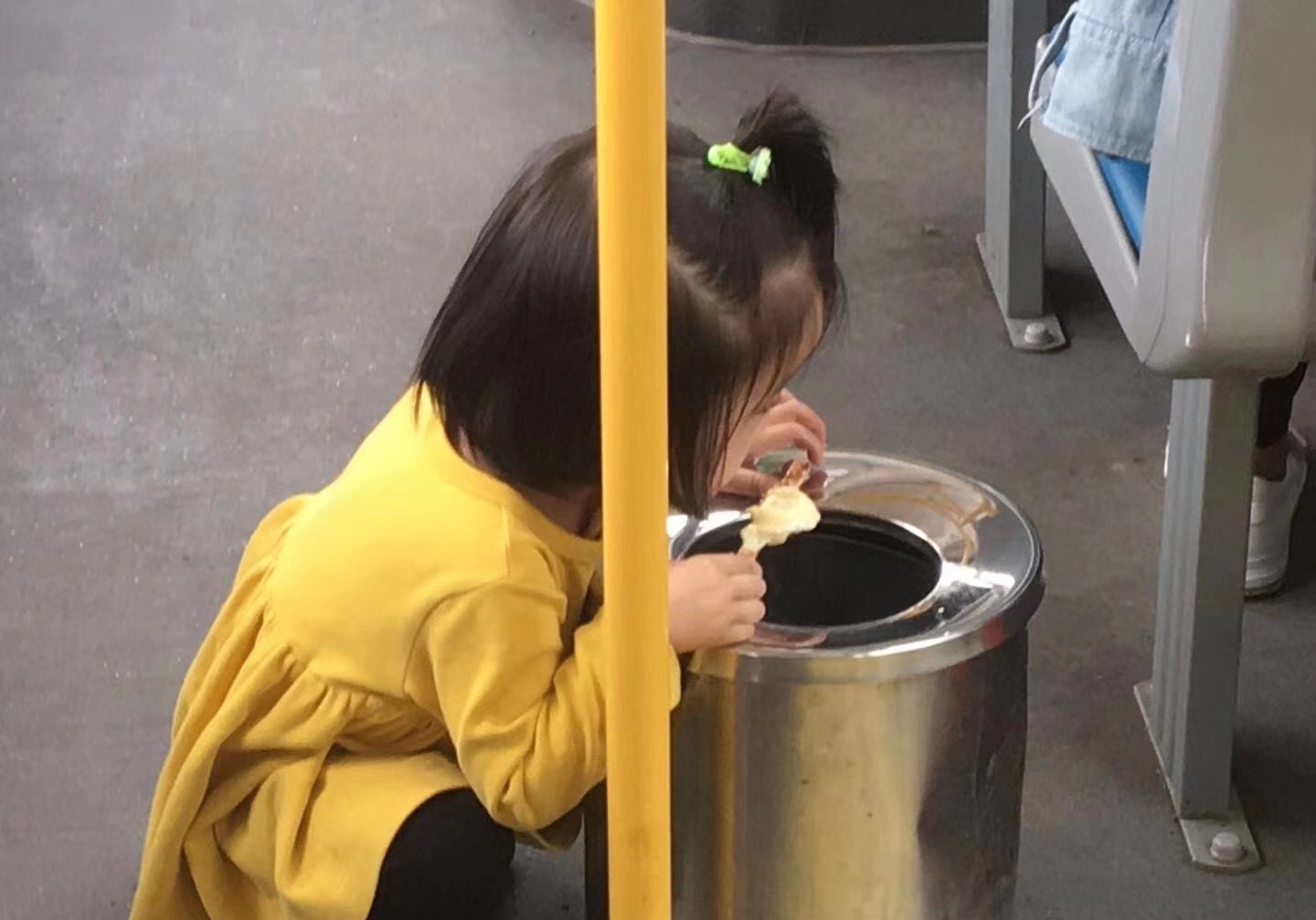 Ai đ&atilde; nu&ocirc;i dạy n&ecirc;n một đứa trẻ thế n&agrave;y?- Ảnh 1.