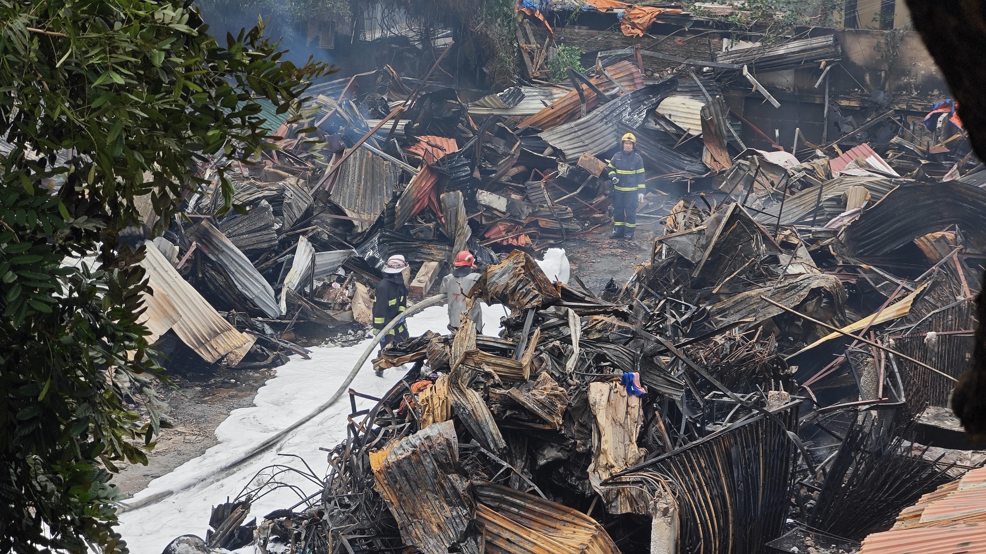 To&agrave;n cảnh hiện trường vụ ch&aacute;y chợ Xanh ở H&agrave; Nội: Tiểu thương b&agrave;ng ho&agrave;ng bật kh&oacute;c v&igrave; cả tỷ tiền h&agrave;ng Tết vừa nhập đ&atilde; h&oacute;a tro- Ảnh 1.