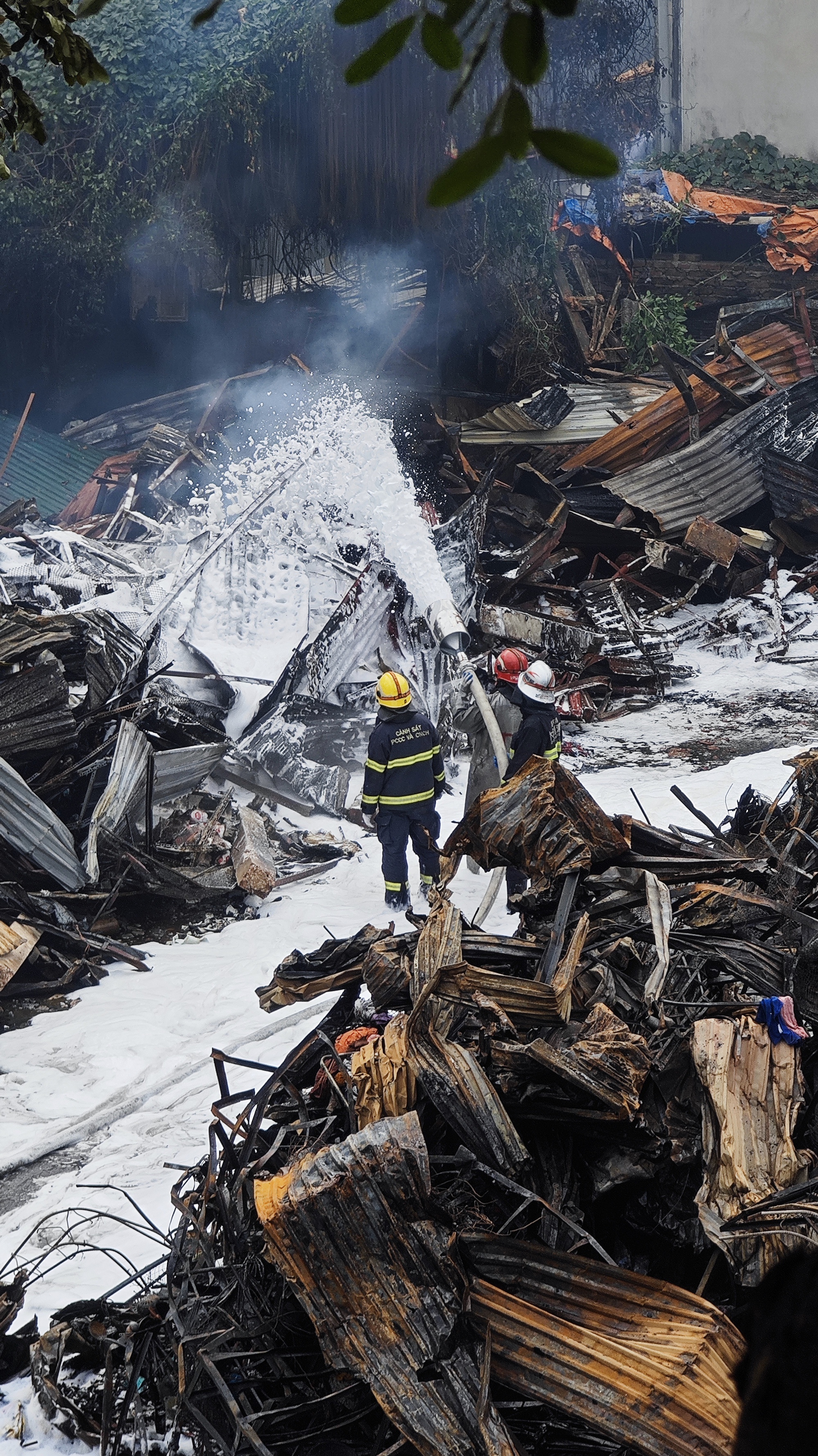 To&agrave;n cảnh hiện trường vụ ch&aacute;y chợ Xanh ở H&agrave; Nội: Tiểu thương b&agrave;ng ho&agrave;ng bật kh&oacute;c v&igrave; cả tỷ tiền h&agrave;ng Tết vừa nhập đ&atilde; h&oacute;a tro- Ảnh 7.