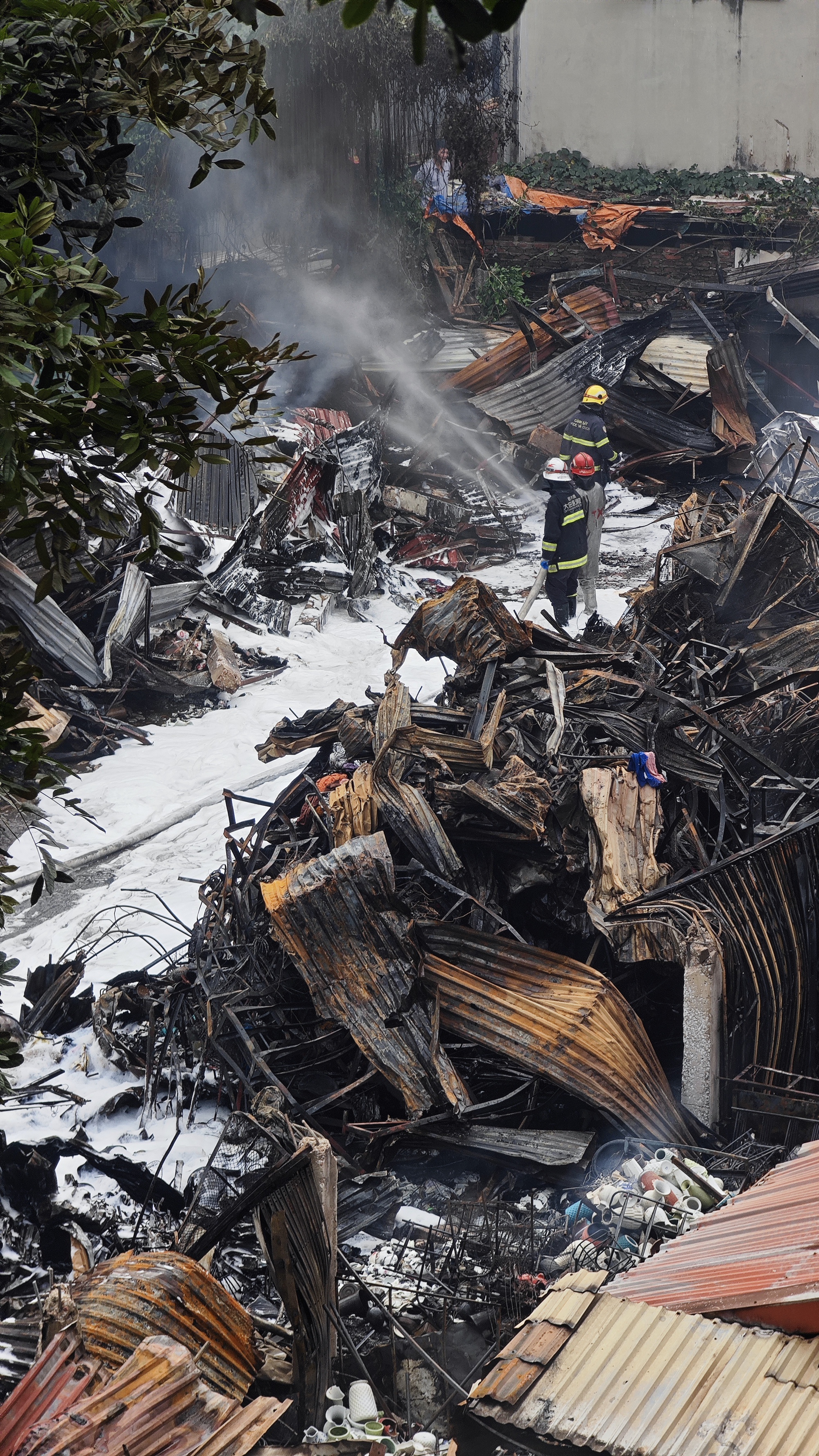 To&agrave;n cảnh hiện trường vụ ch&aacute;y chợ Xanh ở H&agrave; Nội: Tiểu thương b&agrave;ng ho&agrave;ng bật kh&oacute;c v&igrave; cả tỷ tiền h&agrave;ng Tết vừa nhập đ&atilde; h&oacute;a tro- Ảnh 6.