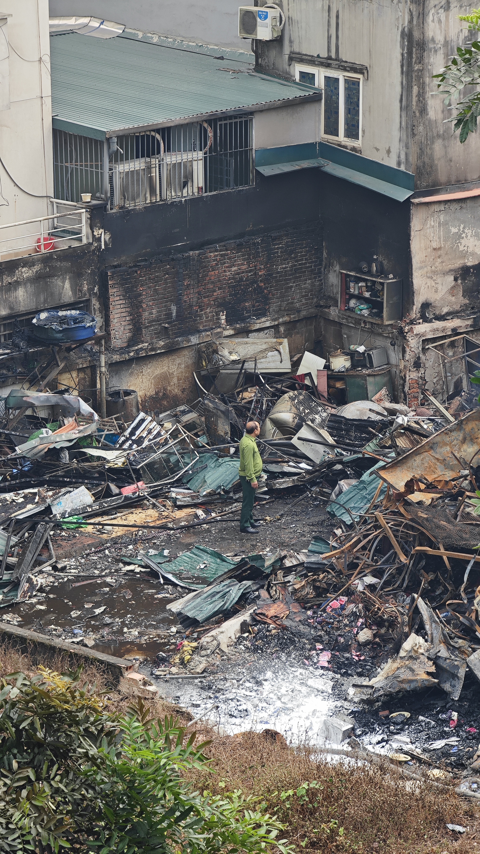 To&agrave;n cảnh hiện trường vụ ch&aacute;y chợ Xanh ở H&agrave; Nội: Tiểu thương b&agrave;ng ho&agrave;ng bật kh&oacute;c v&igrave; cả tỷ tiền h&agrave;ng Tết vừa nhập đ&atilde; h&oacute;a tro- Ảnh 5.