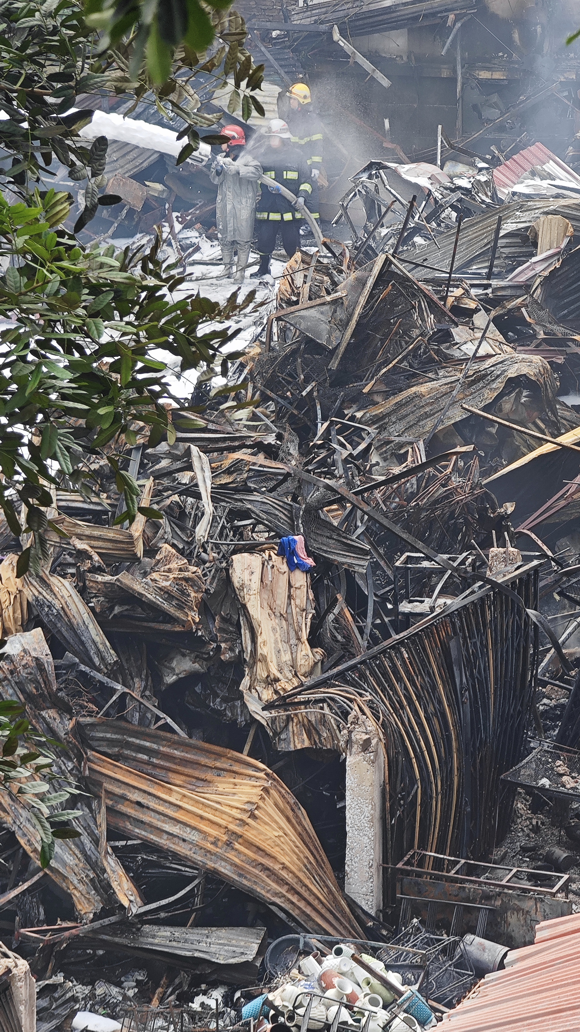 To&agrave;n cảnh hiện trường vụ ch&aacute;y chợ Xanh ở H&agrave; Nội: Tiểu thương b&agrave;ng ho&agrave;ng bật kh&oacute;c v&igrave; cả tỷ tiền h&agrave;ng Tết vừa nhập đ&atilde; h&oacute;a tro- Ảnh 8.